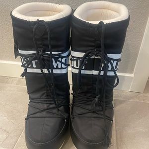 Moon boots black NEW